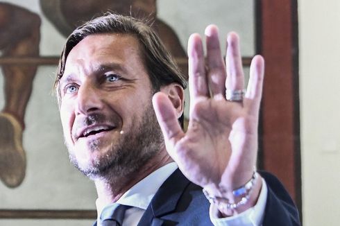 Tak Rela Rival AS Roma Berjaya, Totti Doakan Lazio Segera Terpuruk