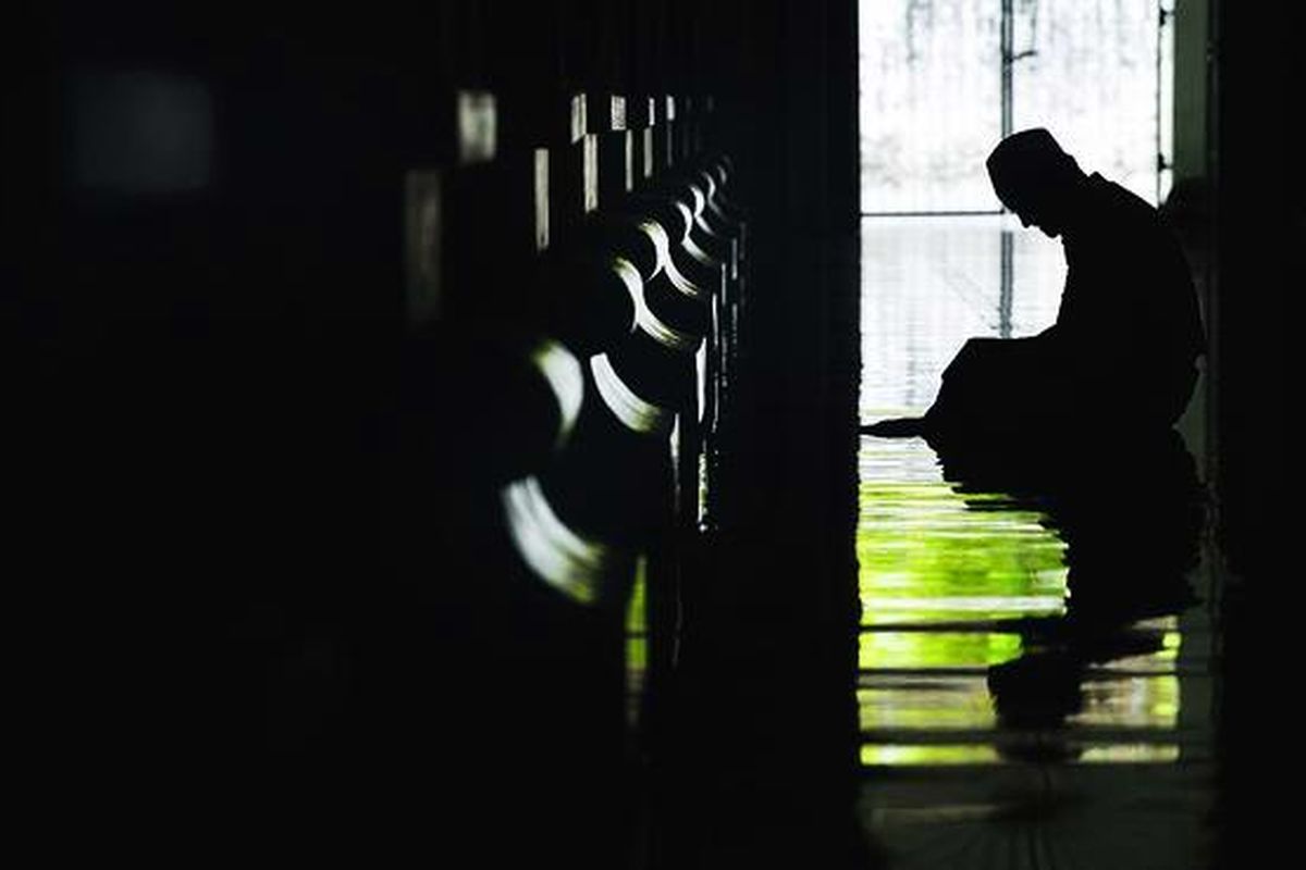 Jemaah berdoa di Masjid Ampel Surabaya, Jawa Timur, yang didirikan oleh Sunan Ampel pada tahun 1421, Selasa (31/8). Bagi umat Muslim,  iktikaf atau berdiam diri untuk mendekatkan diri kepada Allah merupakan salah satu ibadah selama bulan Ramadhan, yang telah memasuki hari ke-21.