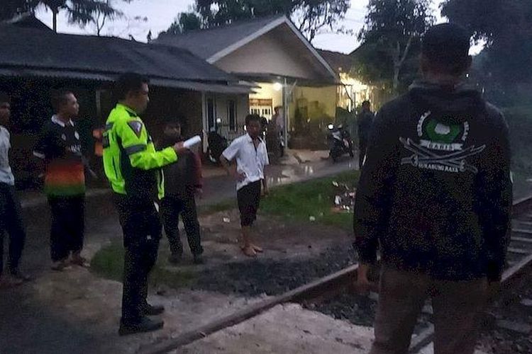 Polisi mengecek lokasi kejadian pasutri tewas tertabrak kereta api di Kampung Babakan Sirna RT 003 RW 004, Desa Kebonpedes, Kecamatan Kebonpedes, Kabupaten Sukabumi, Jawa Barat, Jumat (3/5/2024).
