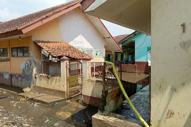 Kondisi SDN Baturengat di Desa Cigondewah Hilir, Kecamatan Margaasih, Kabupaten Bandung, Jawa Barat usai diterjang luapan banjir sungai Impres akibat tanggul jebol pada Rabu (6/12/2023)