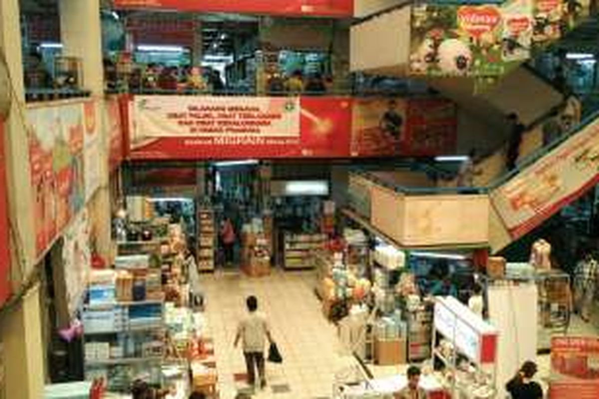 Spanduk larangan penjualan obat palsu dan kedaluwarsa dipasang PD Pasar Jaya di Pasar Pramuka, Matraman, Jakarta Timur. Foto diambil Selasa (6/9/2016).