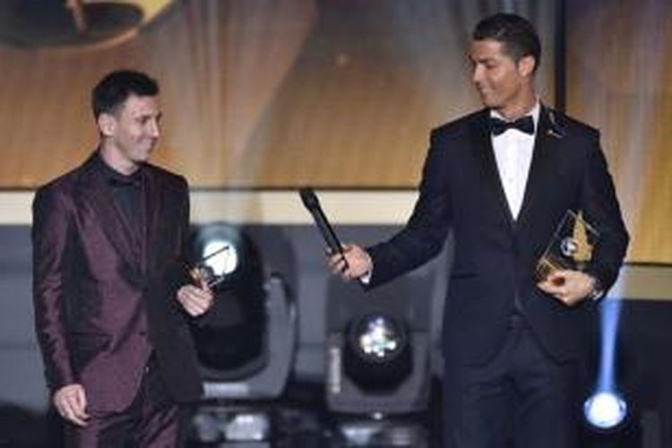 Lionel Messi (kiri) dan Cristiano Ronaldo (kanan) saat menghadiri Gala FIFA Ballon d'Or 2014 di Zurich, Senin (12/1/2015).