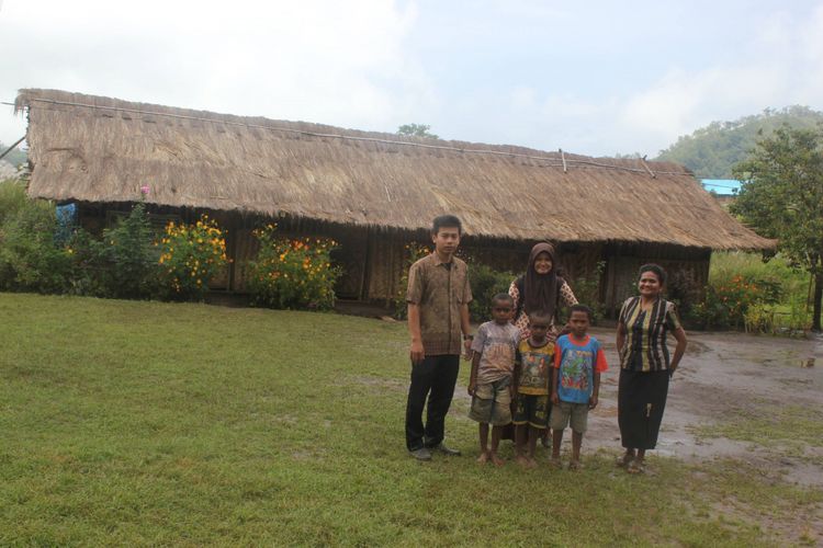 Achmad Fauzi dan Ertiana bersama Kepala SD Padang Panjang dan tiga siswa di depan sekolah SDN Padang Panjang, Pedalaman Kabupaten Alor, tempat mereka mengabdi sebagai guru, Jumat (31/3/2017). Masih banyak hal yang perlu dibenahi di bidang pendidikan di pelosok.