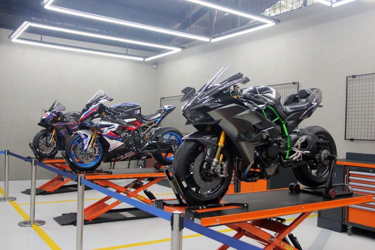 One3 Motoshop membuka one stop solution toko dan bengkel untuk penggemar modifikasi mobil dan sepeda motor.