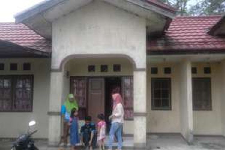 Rumah sementara kedua orang tua Yn di Sekolah Polisi Negara, Bukit Kaba, Kabupaten Rejang Lebong, Bengkulu