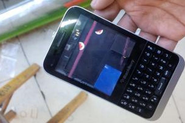 Casing bagian depan dari perangkat yang diduga sebagai BlackBerry Kopi