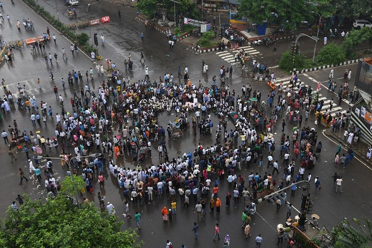 Para pelajar menduduki persimpangan jalan penting di ibu kota Bangladesh, Dhaka untuk memprotes kematian dua anak kecil yang tewas ditabrak bus yang ugal-ugalan di jalanan.