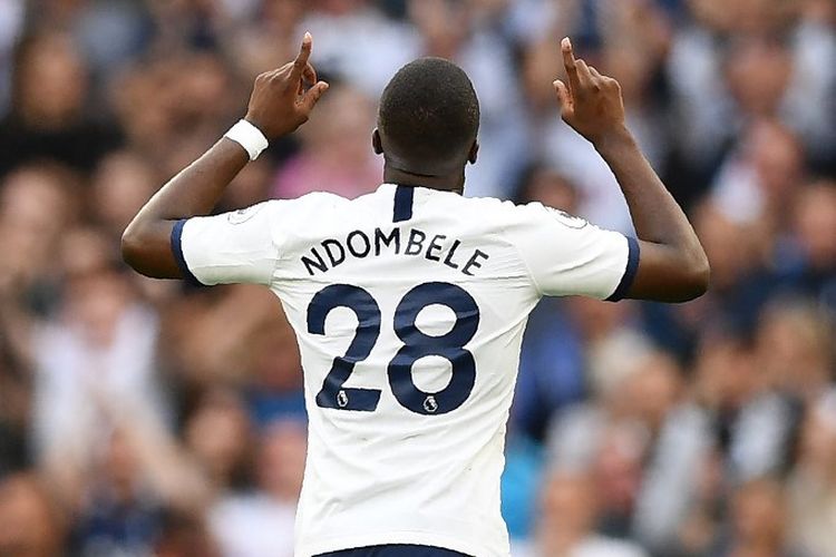 Tanguy Ndombele merayakan gol pertamanya bagi Tottenham Hotspur dalam pertandingan Liga Inggris, Tottenham vs Aston Villa, di London, 10 Agustus 2019. 
