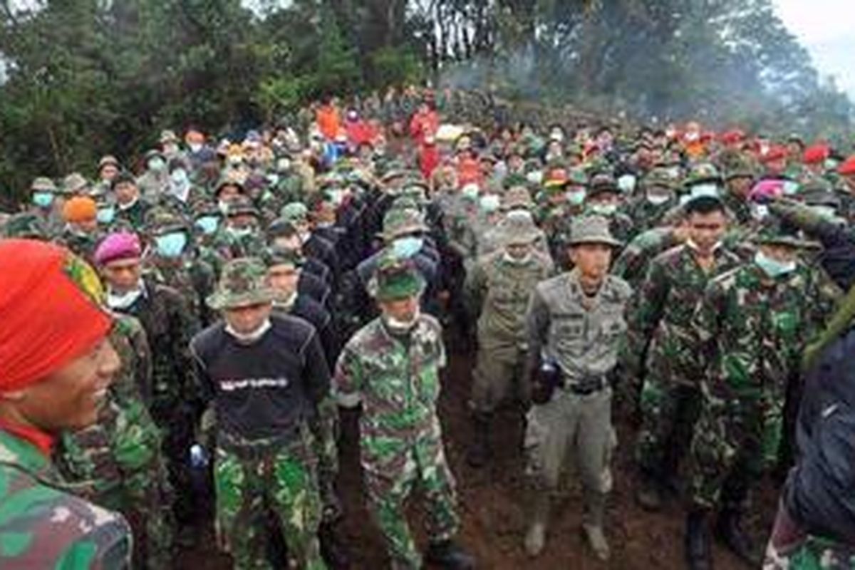 Tim gabungan pencarian korban pesawat Sukhoi Superjet 100 apel pagi sebelum memulai kegiatan di Puncak Gunung Salak, Bogor, di ketinggian sekitar 2210 Mdpl, Senin (14/5/2012). Selain pencarian korban, tim juga mencari kotak hitam (black box) yang merekam data penerbangan untuk mengetahui penyebab kecelakaan.  