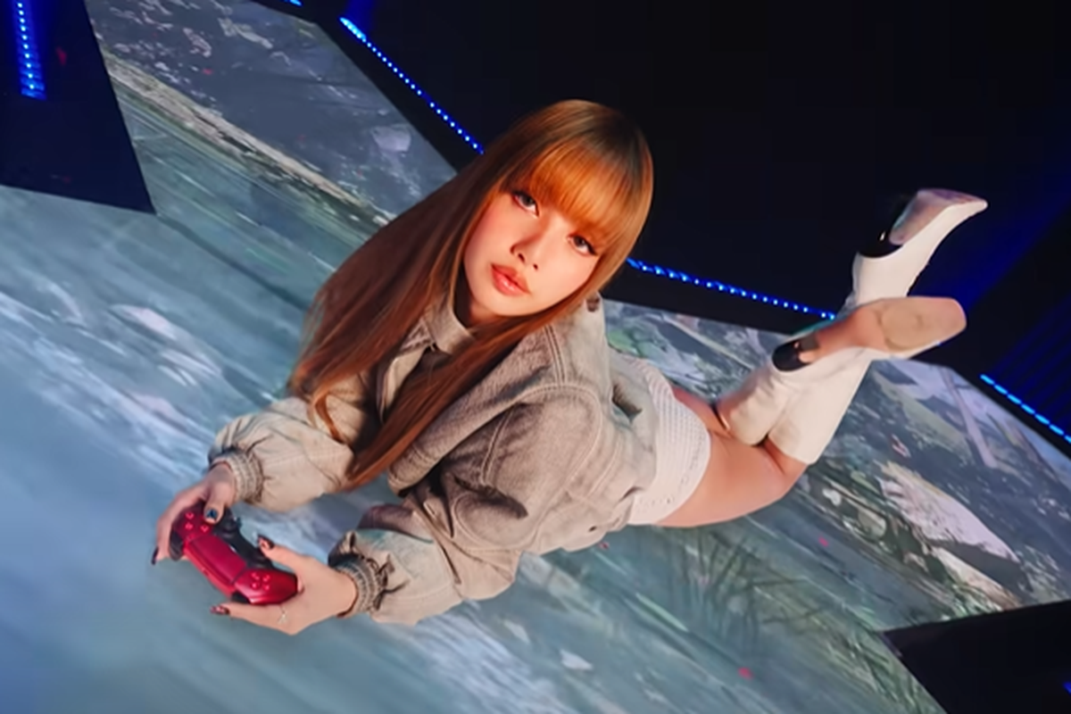 Penyanyi K-pop Lisa sedang memegang stik PS5 di video terbaru PlayStation.