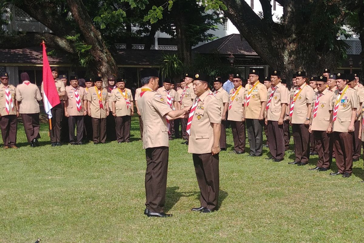 Presiden Joko Widodo melantik Komisaris Jenderal (Purn) Budi Waseso sebagai ketua Kwartir Nasional Gerakan Pramuka masa bakti 2018-2023. Pelantikan berlangsung di halaman Istana Kepresidenan Jakarta, Kamis (27/12/2018). 
