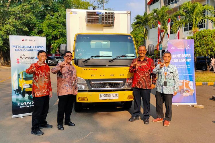Mitsubishi Fuso Melakukan Serah Terima Unit Demo Truk 
Fuso Canter Cold Chain kepada PT. Pos Logistik Indonesia
