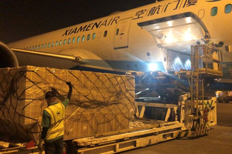 Petugas di Bandara Soekarno-Hatta ketika memberikan aba-aba untuk mengeluarkan kontainer berisi suplai medis yang dikirimkan dari China menuju Indonesia, Senin (23/3/2020). China mengirim setidaknya 17 ton suplai medis ke Indonesia untuk membantu mengatasi wabah virus corona.