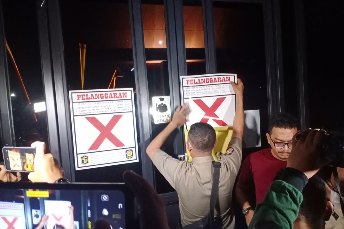 Satpol PP Kota Surabaya, Jawa Timur, menyegel outlet Holywings di Jalan Basuki Rahmat, Surabaya, Rabu (28/6/2022) malam.