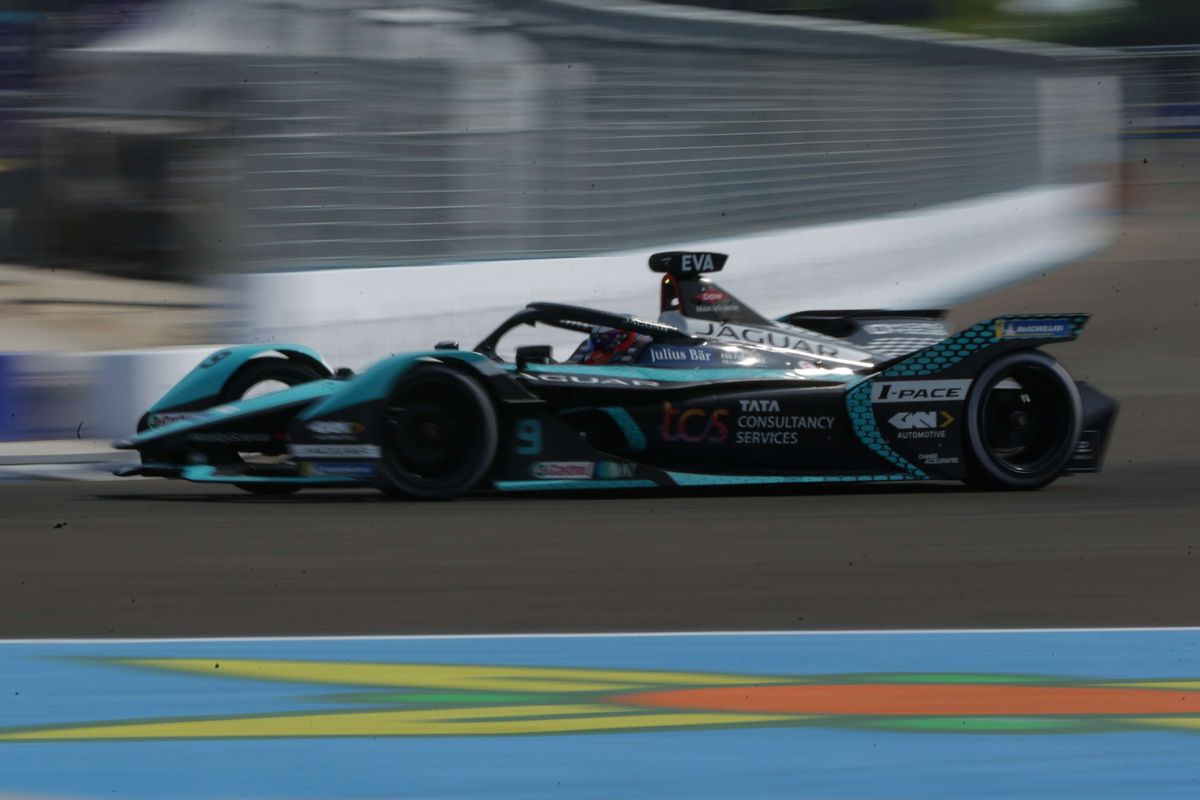 Pebalap Formula E Jaguar TCS Racing, Mitch Evans mengikuti sesi latihan bebas 2 di Jakarta International E-Prix Circuit (JIEC), Ancol, Jakarta, Sabtu (4/6/2022). Sebanyak 22 pebalap dari 11 tim akan mengikuti balapan Formula E.