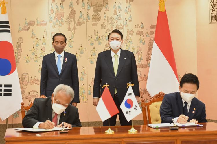 Presiden Joko Widodo dan Presiden Korea Selatan Yoon Suk-yeol menyaksikan penandatanganan kerja sama kedua negara usai pertemuan bilateral di Kantor Kepresidenan Yongsan, Seoul, Kamis (28/7/2022).