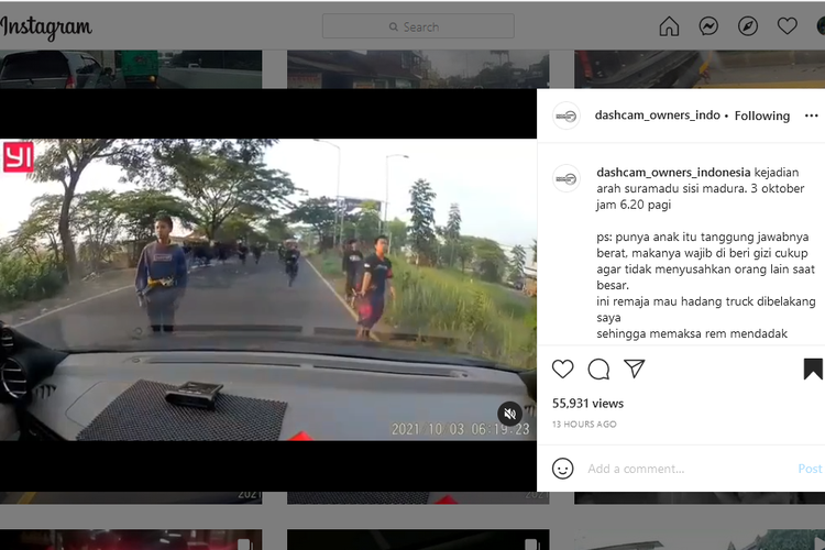 Anak-anak mengadang truk di jalan raya