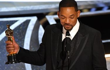 Will Smith saat menerima Piala Oscar sebagai Aktor Pemeran Utama Pria Terbaik