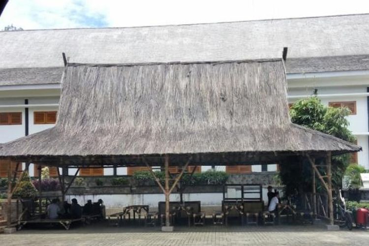 Bupati Purwakarta Dedi Mulyadi menuturkan bahwa katresna berasal dari bahasa Sunda yang berarti kecintaan. Kata itu digunakan untuk nama warung dan taman di sekitar Pendopo Purwakarta.