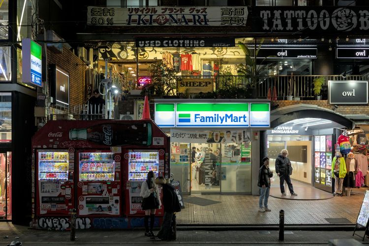 Jumlah vending machine (mesin penjual minuman otomatis) di Jepang disebut mencapai level terendah dalam 30 tahun. Simak penjelasan di baliknya.