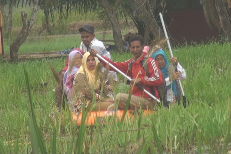 Rombongan guru dan kepala sekolah SMP Negeri 3 Pemulutan harus menumpang perahu karet untuk mencapai sekolah setiap hari selama seminggu ini. Banjir yang merendam lokasi  sekolah mereka membuat mereka kesulitan mencapai sekolah. 