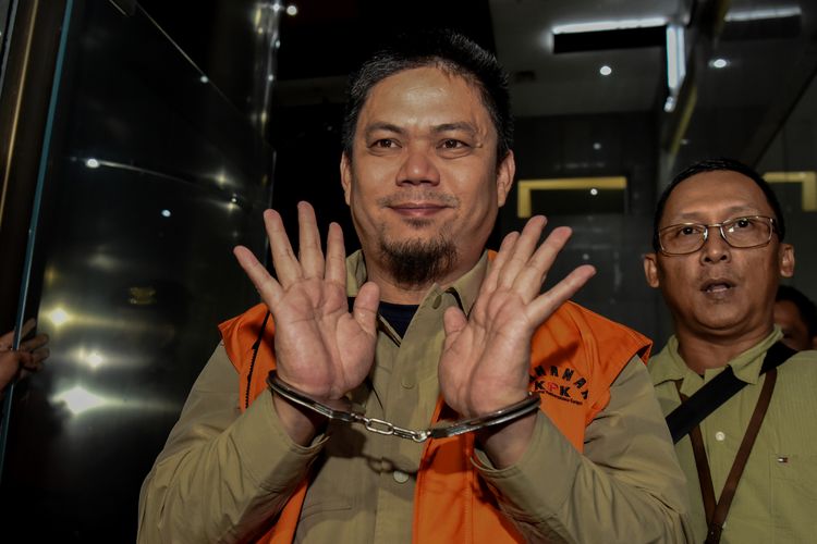 Bupati Kolaka Timur Abdul Azis (kiri) berjalan menuju mobil tahanan usai menjalani pemeriksaan pasca terjaring OTT KPK di Gedung Merah Putih KPK, Jakarta, Sabtu (9/8/2025) dini hari. KPK menahan lima tersangka pasca OTT terkait kasus dugaan korupsi pembangunan RSUD Kabupaten Kolaka Timur, Sulawesi Tenggara yakni Bupati Kolaka Timur Abdul Azis, PIC Kemenkes untuk pembangunan RSUD di Kolaka Timur Andi Lukman Hakim, PPK proyek pembangunan RSUD di Kolaka Timur Ageng Dermanto, pihak swasta dari PT Pilar Cerdas Putra (PT PCP) Deddy Karnady dan KSO PT PCP Arif Rahman dengan mengamankan barang bukti sebesar Rp200 juta dari nilai proyek sebesar Rp126,3 miliar. ANTARA FOTO/Indrianto Eko Suwarso/sgd