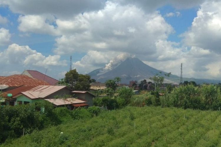 Gunung Sinabung di Kabupaten Karo, Provinsi Sumatera Utara, kembali erupsi dengan meluncurkan awan panas guguran sejauh 2.500 meter pada Sabtu. 