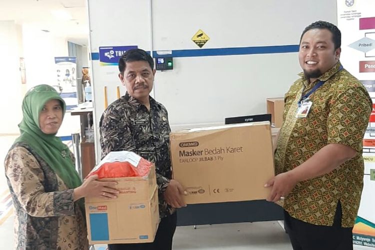 Pemerintah Kota Surabaya memberikan bantuan alat pelindung diri untuk Rumah Sakit Universitas Airlangga (RSUA) dalam rangka mencegah dan mengatasi wabah virus corona di Kota Surabaya.