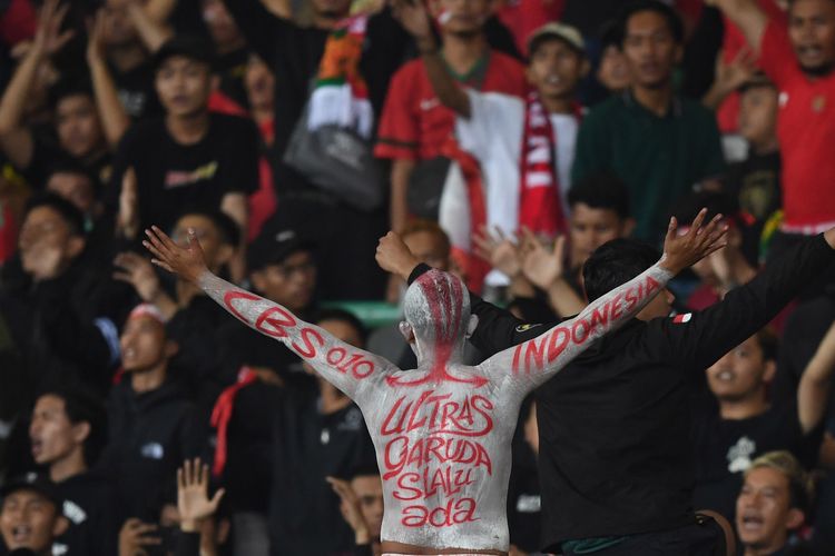 Pendukung timnas meneriakkan yel yel saat laga penyisihan grup Piala AFF U19 di Stadion Patriot Candrabhaga, Bekasi, Jawa Barat, Rabu (6/7/2022). ANTARA FOTO/Akbar Nugroho Gumay/foc.