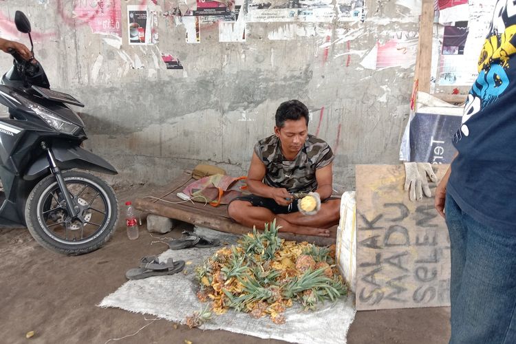 Aris Ali, pedagang buah nanas yang masuk ke jalan tol Jombang - Mojokerto dan menyaksikan anak Vanessa Angel merangkak usai kecelakaan yang dialami mobil yang ditumpangi keluarga Vanessa.