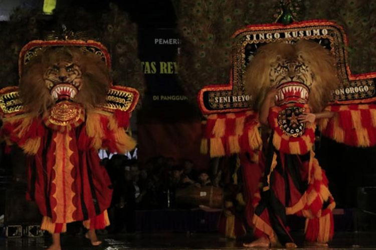 Reog, kesenian khas Ponorogo tampil di Alun-alun Ponorogo, Jawa Timur, Rabu (23/1/2019) malam.