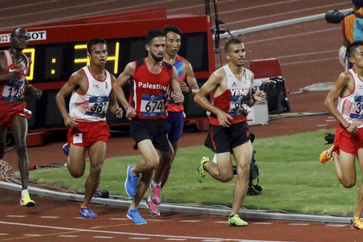 Pelari memacu kecepatan saat Final nomor lari 10.000 m putra Asian Games 2018 di Stadion Gelora Bung Karno, Senayan, Jakarta Pusat, Minggu (26/8/2018). Hassan Chani mencapai finish diurutan pertama dengan catatan waktu tercepat 28.35.54.
Keywords