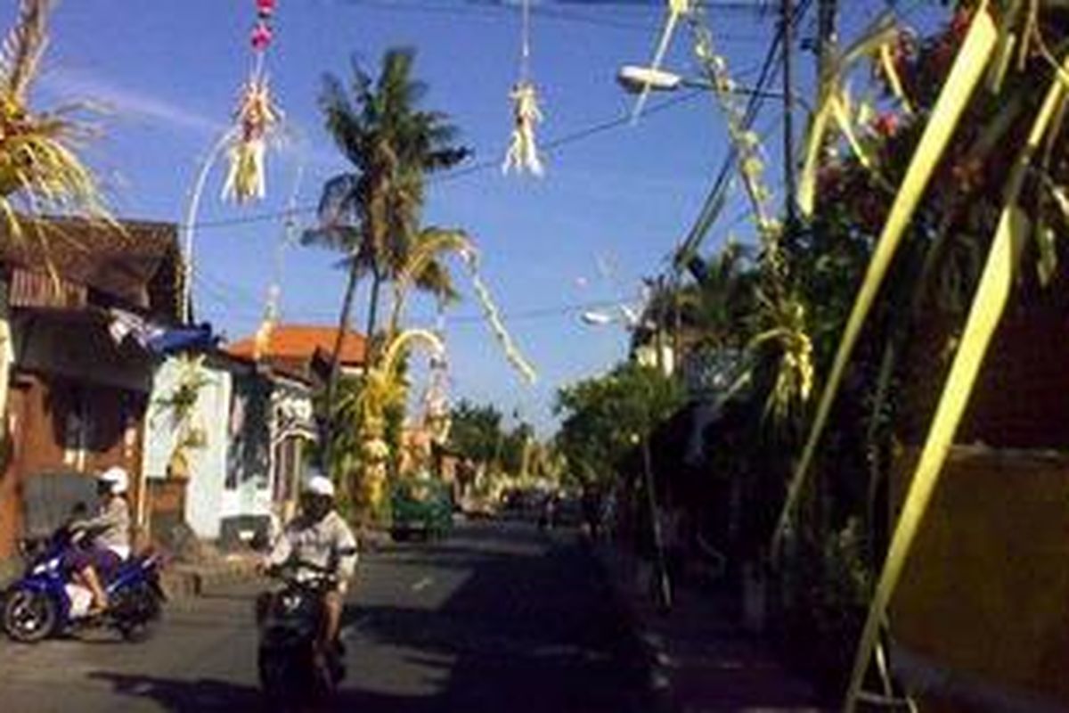 Penjor, bambu hias sebagai sarana upacara jelang Galungan ini menghiasi seluruh sudut Pulau Dewata, Bali pada penampahan Galungan, Selasa (5/7/2011).