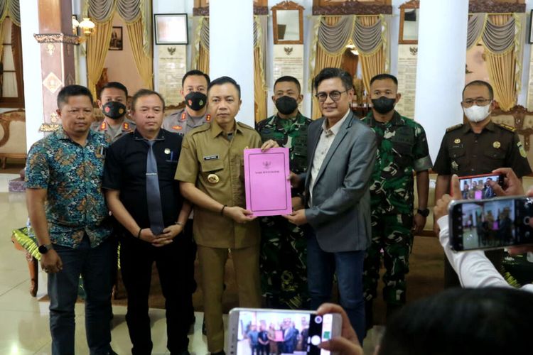 Wakil Bupati Blitar Rahmat Santoso menyerahkan hasil asesmen berisi penutupan Padepokan Nur Dzat Sejati milik Samsudin, Selasa (9/8/2022)