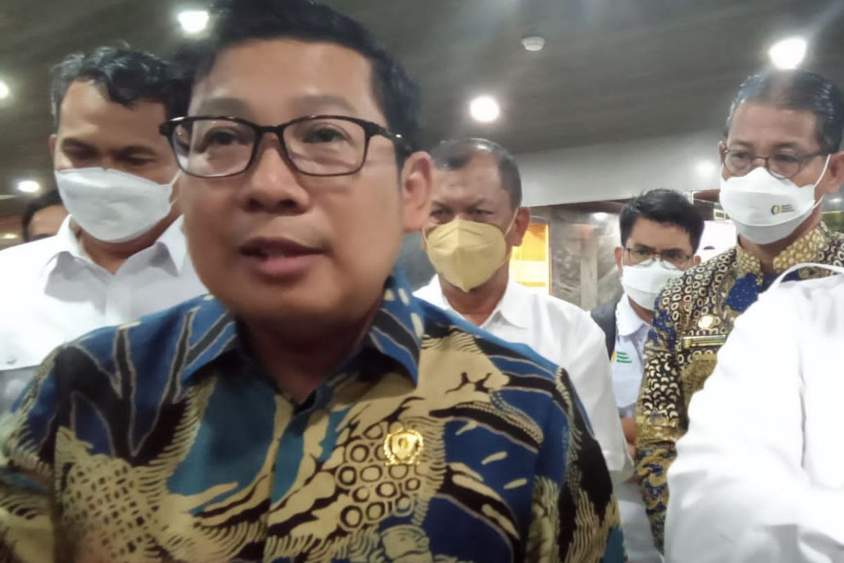 Bos Bulog Budi Waseso (kanan) saat ditemui usai Rapat Dengar Pendapat (RDP) dengan Komisi IV DPR RI bersama Kementan, Bapanas, dan ID Food, Rabu (23/11/2022).