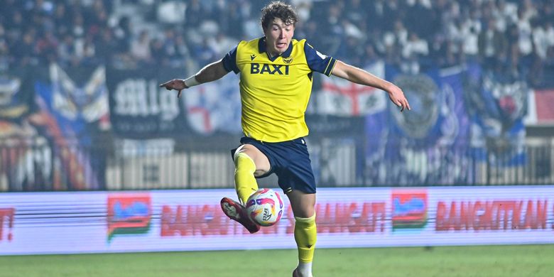 Aksi Ole Romeny berbaju Oxford United saat menerima bola dari umpan panjang rekannya kala menghadapi Arema FC pada partai lanjutan Grup A Piala Presiden 2025, Kamis (10/7/2025) di Stadion Si Jalak Harupat, Soreang, Kabupaten Bandung. 