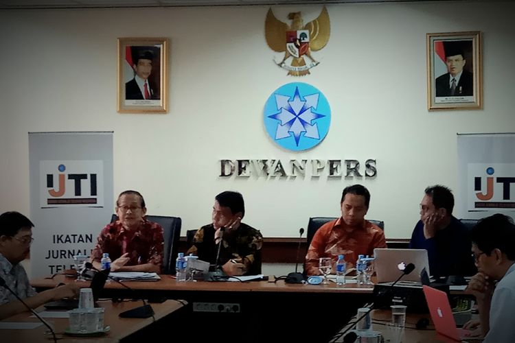 Kiri ke kanan: Tim Ahli Dewan Pers Leo Batubara, moderator, Wakil Ketua Komisi Penyiaran Indonesia (KPI) Sujarwanto Rahmat Arifin dan Ketua Umum Ikatan Jurnalis Televisi Indonesia (IJTI) Yadi Hendriana dalam diskusi di Gedung Dewan Pers, Jakarta, Rabu (9/8/2017).