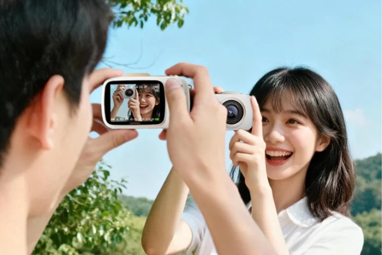  kamera digital Lenovo X1 mengusung layar 2,8 inci yang dilapisi kaca melengkung 2,5D. Perangkat ini juga dibekali lampu LED fill light untuk membantu pemotretan di kondisi minim cahaya.