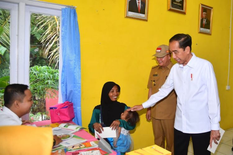 Presiden Joko Widodo saat mengunjungi Puskesmas Srikuncoro yang berada di Kabupaten Bengkulu Tengah, Provinsi Bengkulu, pada Kamis (20/7/2023).