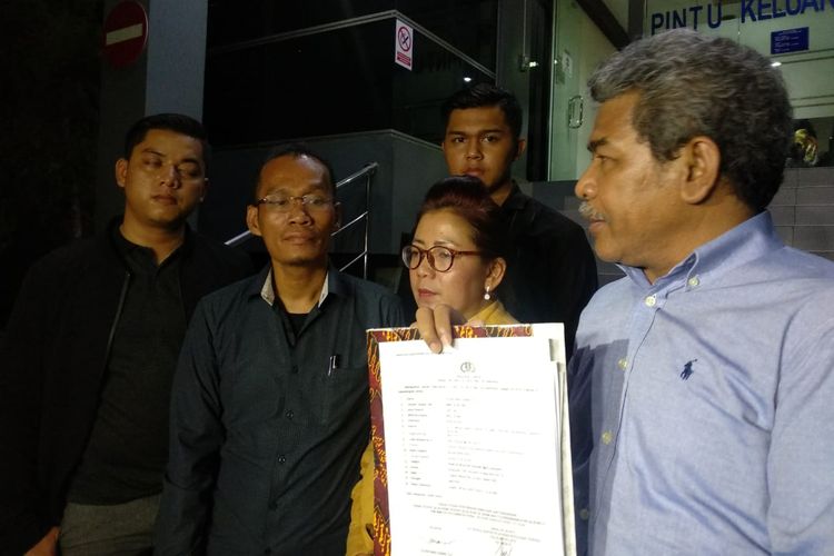 Kuasa hukum Kriss Hatta bersama ibunda Tuty Suratinah atau Ana di Polda Metro Jaya, Semanggi, Jakarta Selatan, Sabtu (27/7/2019).