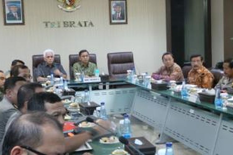 Wakil Presiden Boediono bersama sejumlah pejabat melakukan teleconference bersama Presiden Susilo Bambang Yudhoyono di Mabes Polri, Jumat (14/3/2014).