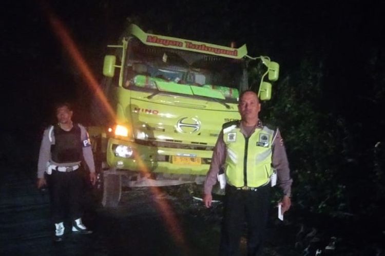 Mobil truk Hino yang tergelincir masuk parit di Jalan Raya Padang-Solok akibat tumpahan CPO berhasil dievakuasi, Selasa (19/11/2019) malam