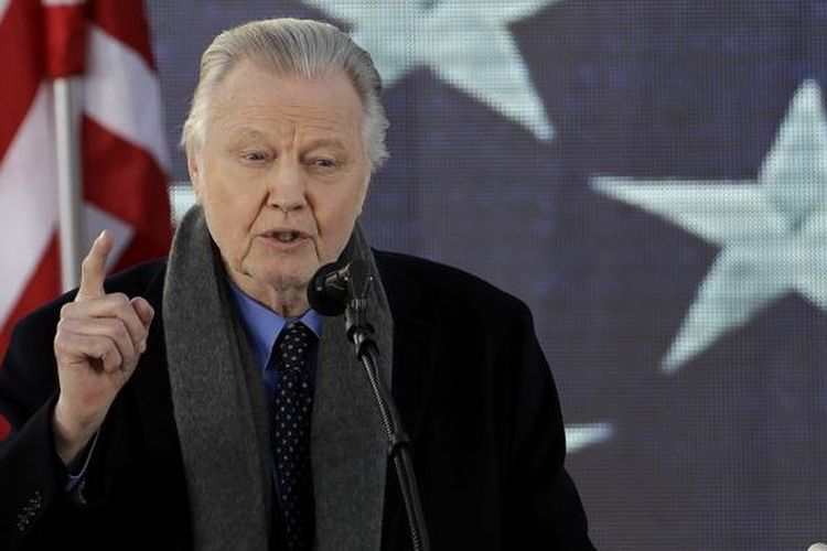 Aktor Jon Voight memberi sambutan pada konser Make America Great Again! Welcome Celebration di Lincoln Memorial, Washington DC, Kamis (19/1/2017). Konser ini merupakan bagian dari rangkaian kegiatan pelantikan Donald Trump sebagai presiden AS,