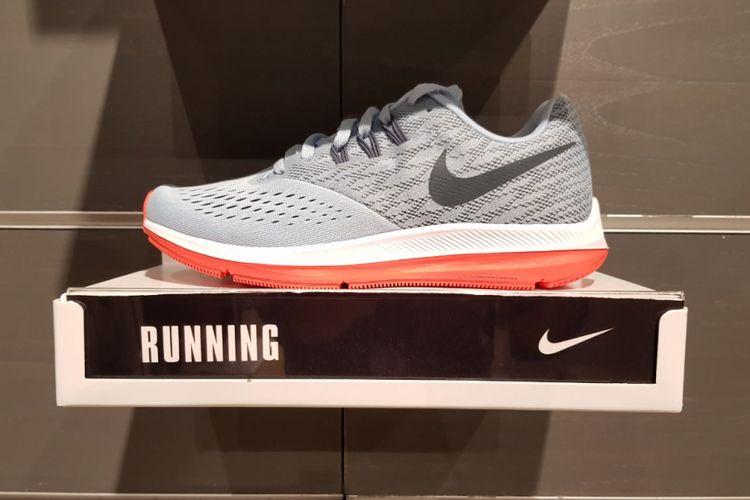 Sepatu running Nike