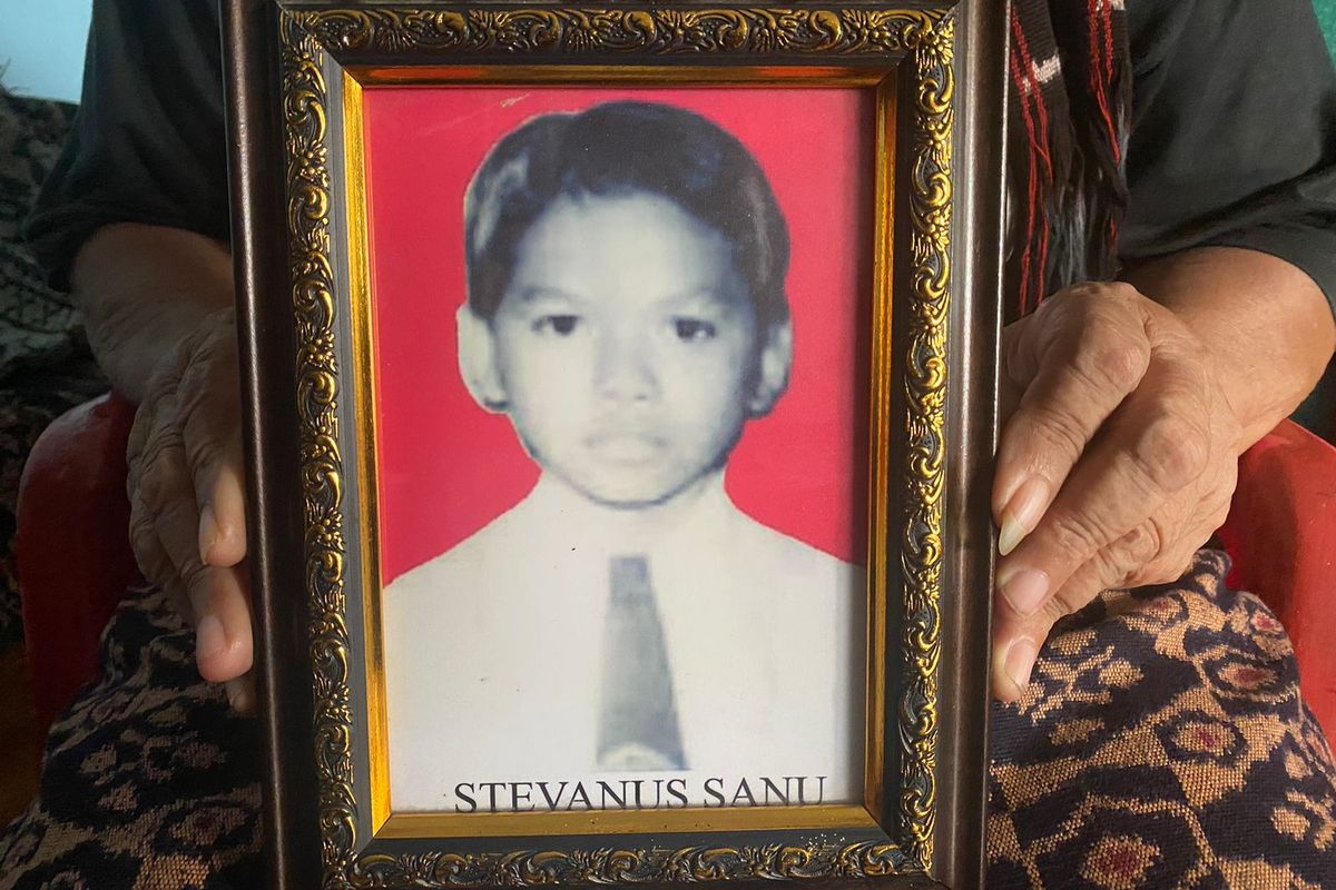 Foto Stevanu Sanu yang sedang dipegang oleh ibundanya, Maria Sanu. Stevanus Sanu merupakan salah satu korban kebaran Mal Plaza Klender pada Mei 1998.