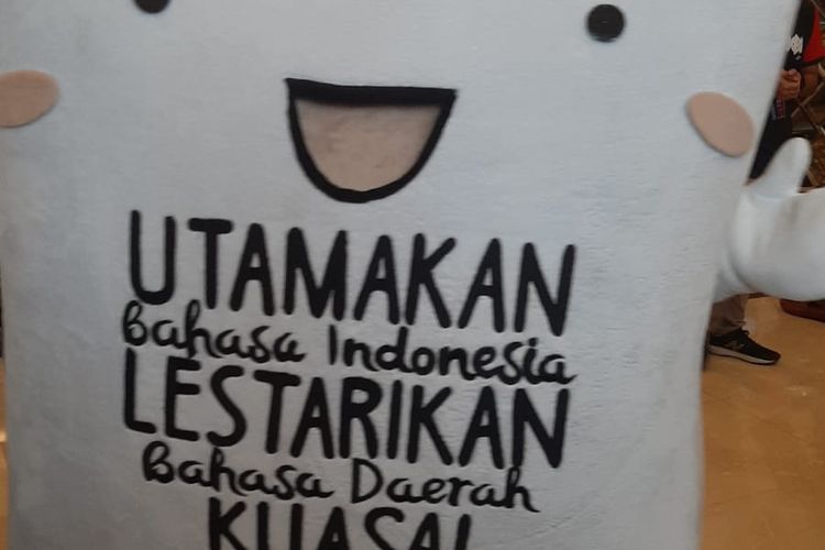 Trigatra Bangun Bahasa yang terdiri dari utamakan bahasa Indonesia, lestarikan bahasa daerah, dan  kuasai bahasa asing.