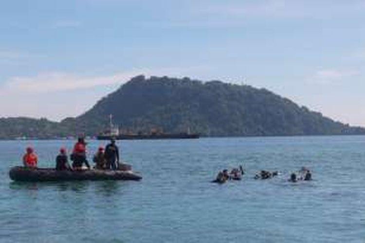 Kegiatan penyelaman untuk penanaman terumbu karang yang digelar Batalyon Marinir Pertahanan Pangkalan X Jayapura, Sabtu (12/11/2016)