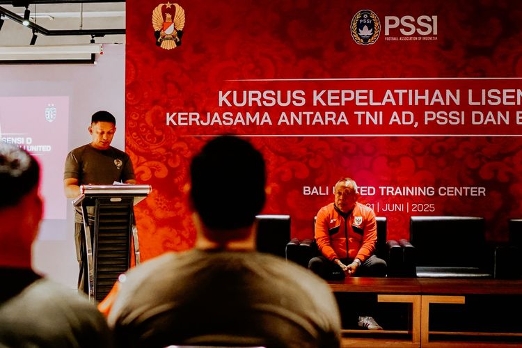 Pembukaan kursus kepelatihan lisensi D bekerjasama antara TNI AD, PSSI dan Bali United yang berlangsung di Bali United training center Gianyar, Bali mulai 16-21 Juni 2025.