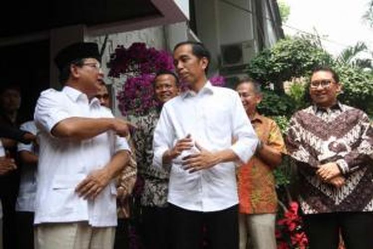 Presiden Republik Indonesia terpilih Joko Widodo mengunjungi Ketua Umum Partai Gerindra yang juga mantan pesaingnya dalam Pilpres lalu, Prabowo Subianto, di Jalan Kertanegara, Jakarta Selatan, Jumat (17/10/2014). Dalam pertemuan tersebut Jokowi bersilaturahmi dan mengundang Prabowo untuk menghadiri pelantikan Presiden Seni 20 Oktober mendatang.