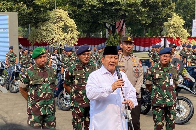 Menteri Pertahanan RI Prabowo Subianto usai menyerahkan sepeda motor trail listrik produk dalam negeri kepada TNI-Polri di Kantor Kementerian Pertahanan, Jakarta Pusat, pada Kamis (31/8/2023).
